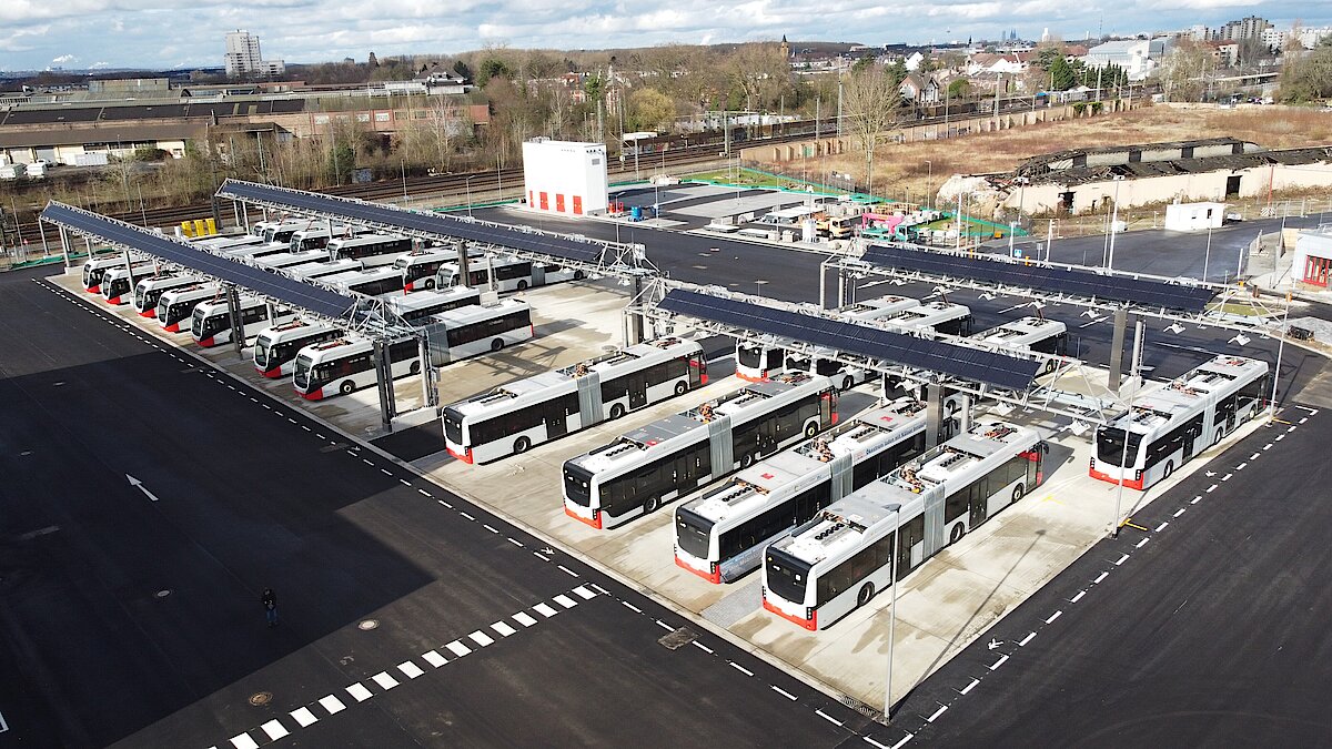 Betriebshof Porz der KVB mit Bussen an E-Tabkstellen